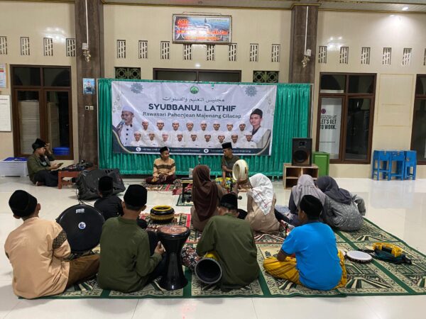 RUTINAN MALAM JUM’AT “SIMTUDDURROR BERSAMA GRUP HADROH SYUBBANUL LATHIF RAWASARI DESA PAHONJEAN”