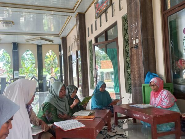 Rutinan Kitab Al-Berjanji Ibu-Ibu Muslimat NU