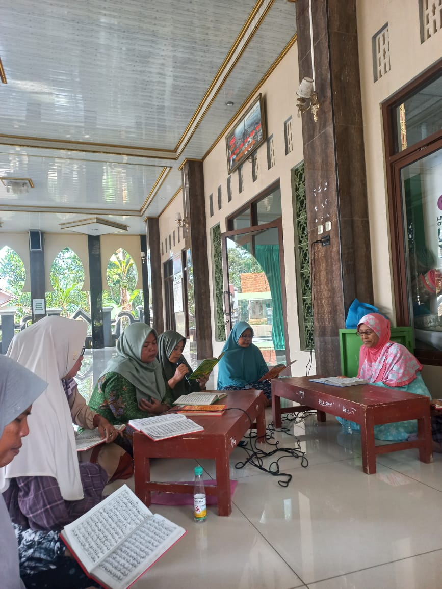 Rutinan Kitab Al-Berjanji Ibu-Ibu Muslimat NU